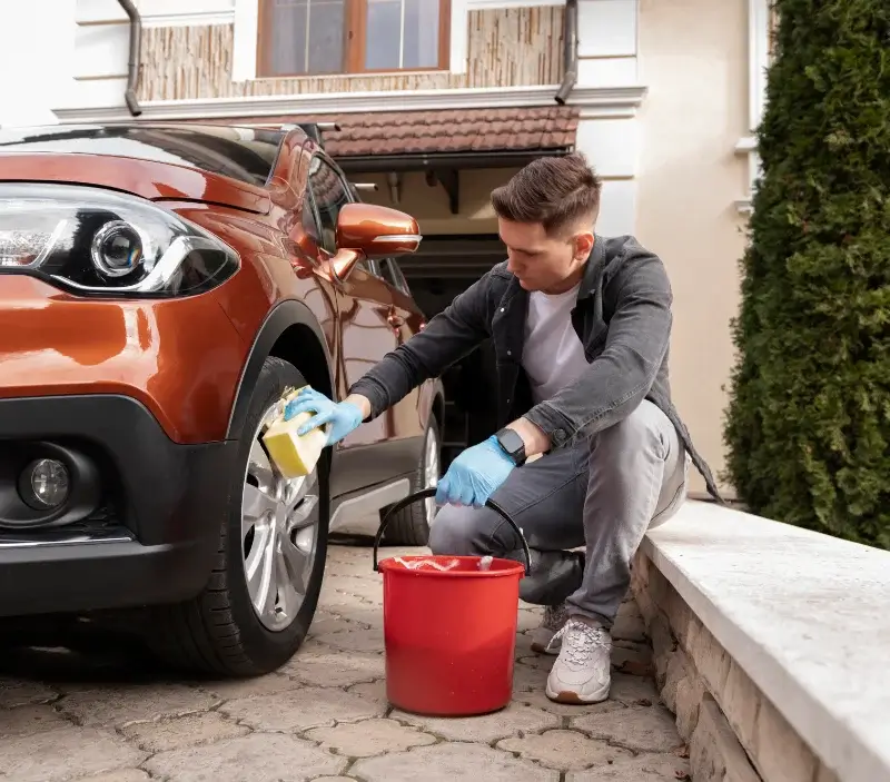 Lavage auto à domicile Veyras : professionnel intervenant sur un véhicule